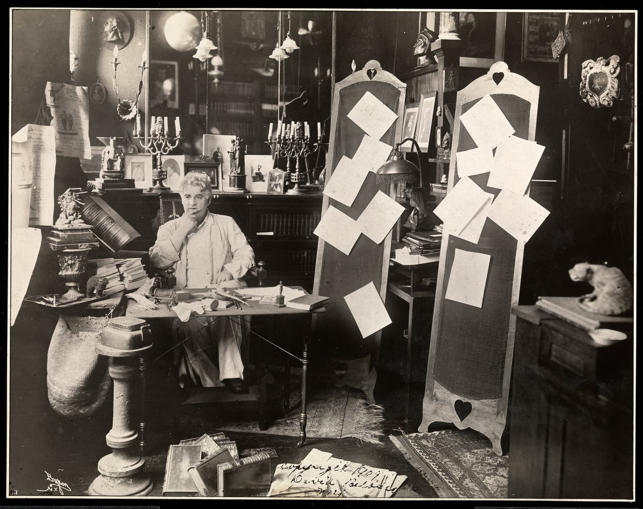 David Belasco i sitt studie i New York, etter 1909 (sølv gelatintrykk) av Byron Company