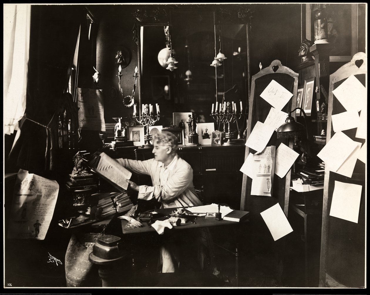 David Belasco i studiet sitt, bla gjennom en ordbok, 1909 (sølvgelatintrykk) av Byron Company
