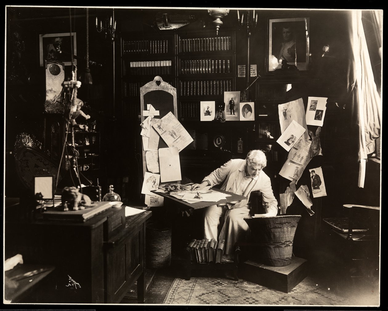 David Belasco satt i studiet sitt i New York, 1909 (sølv gelatintrykk) av Byron Company