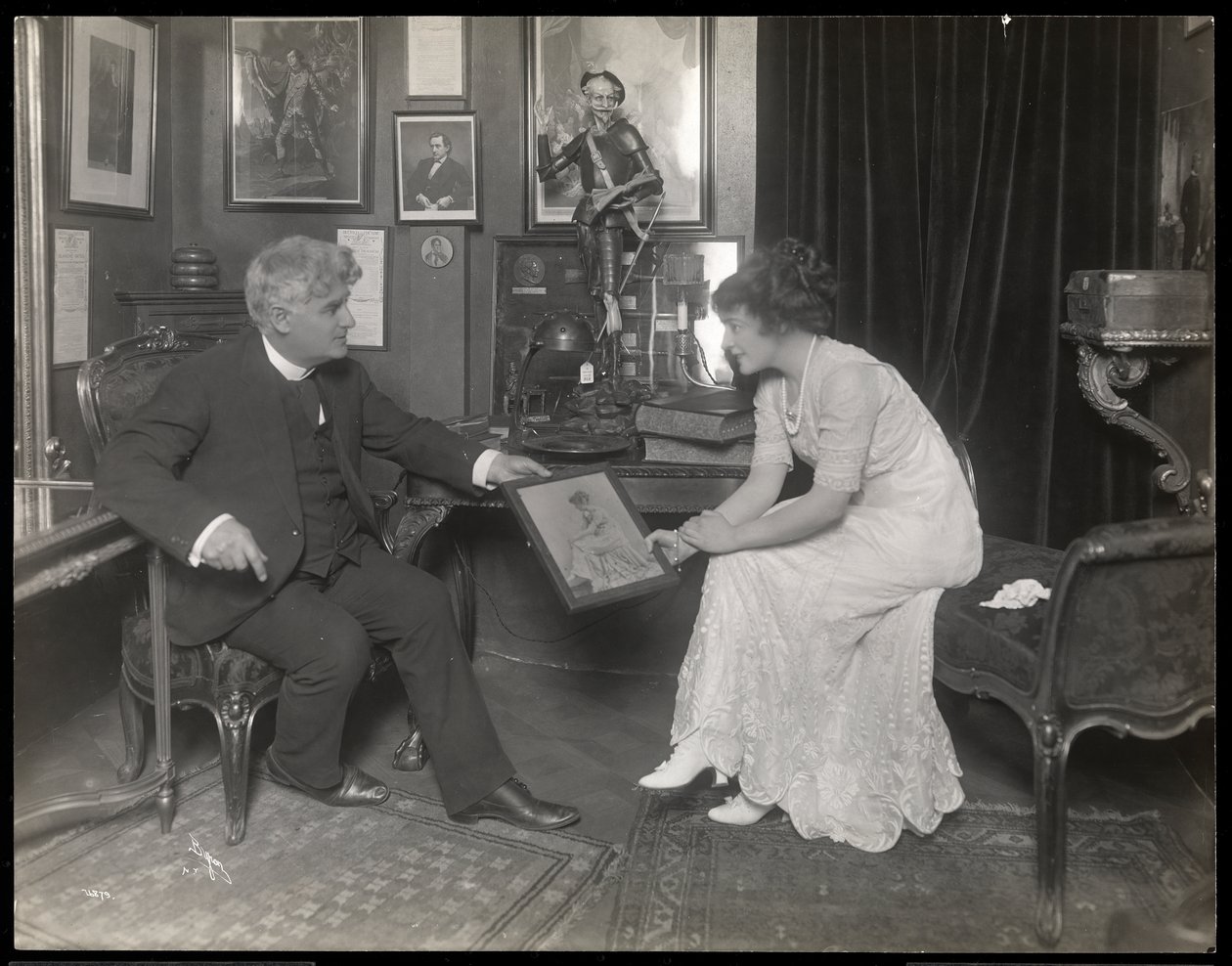 David Belasco viser et portrett til Frances Starr, etter 1909 (sølv gelatintrykk) av Byron Company