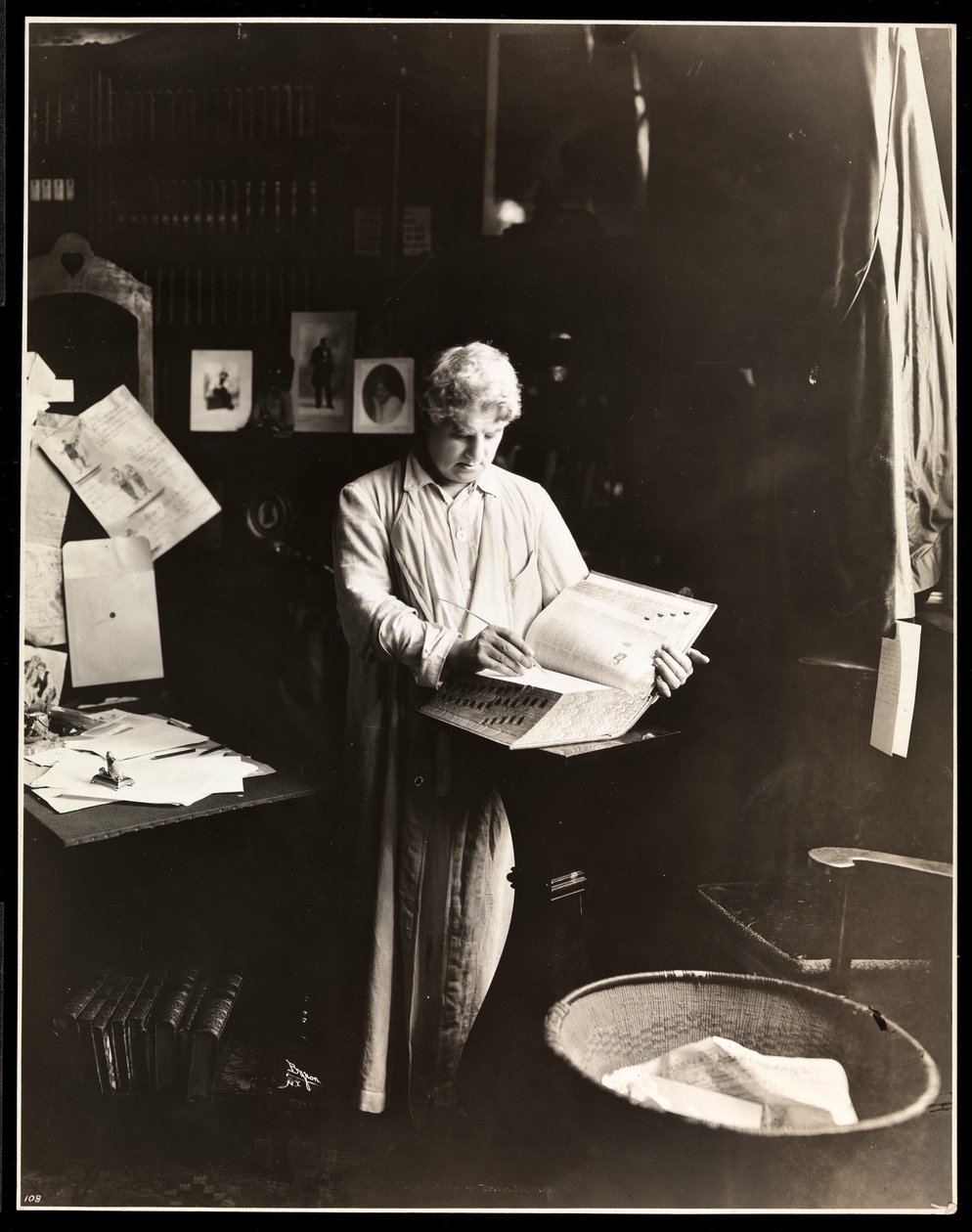 David Belasco står og holder en ordbok, etter 1909 (sølv gelatintrykk) av Byron Company