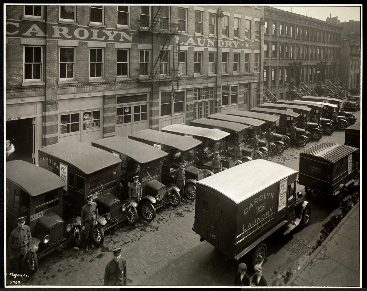 Leveringsbiler parkert utenfor Carolyn Laundry på 111 East 128th Street, East Harlem, New York, 1929 (sølv gelatintrykk) av Byron Company
