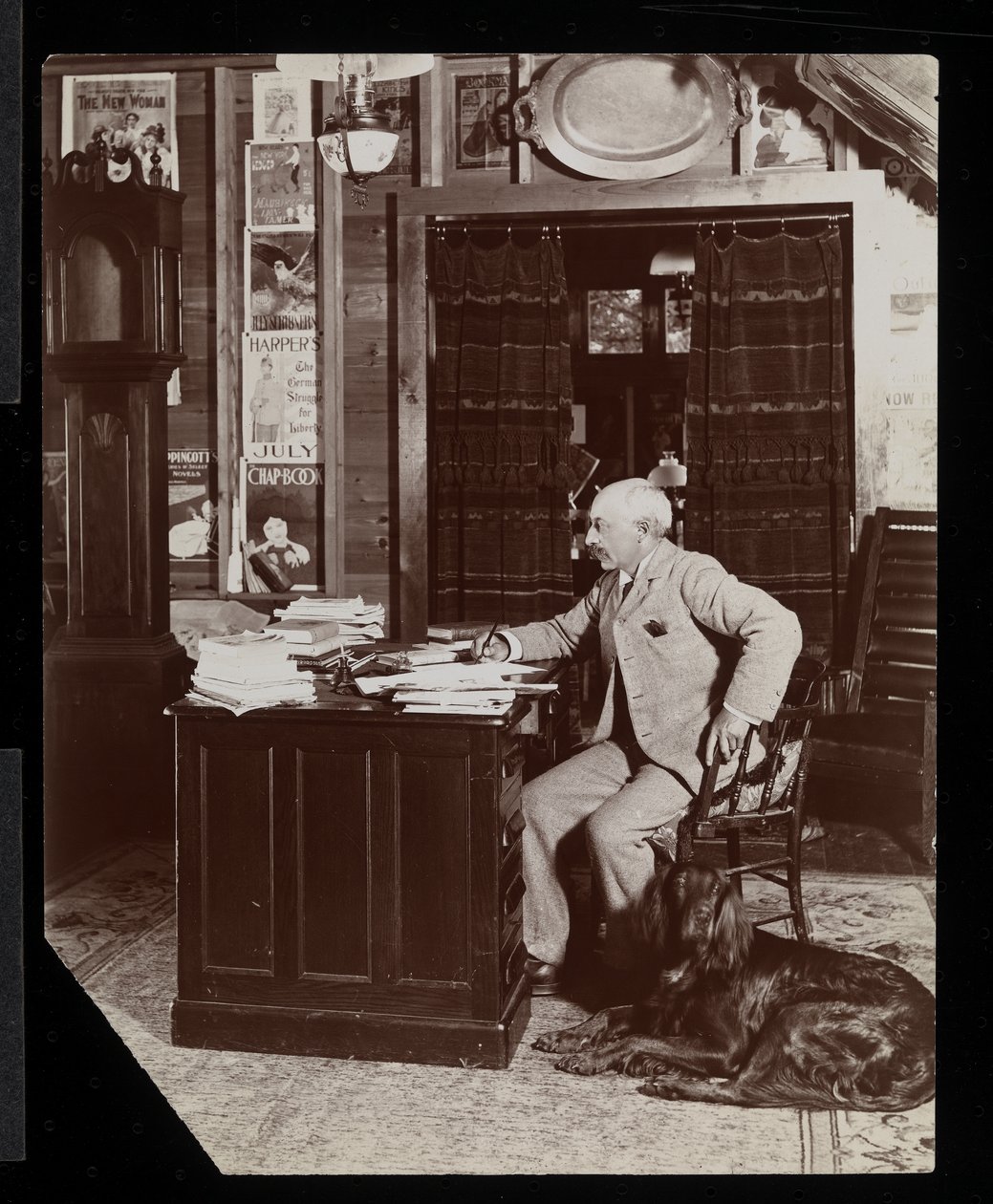 Dr. Worman, innehaver av 'Outing Magazine', på kontoret hans i Westport, NY, ved Lake Champlain, ca. 1895 (sølv gelatintrykk) av Byron Company