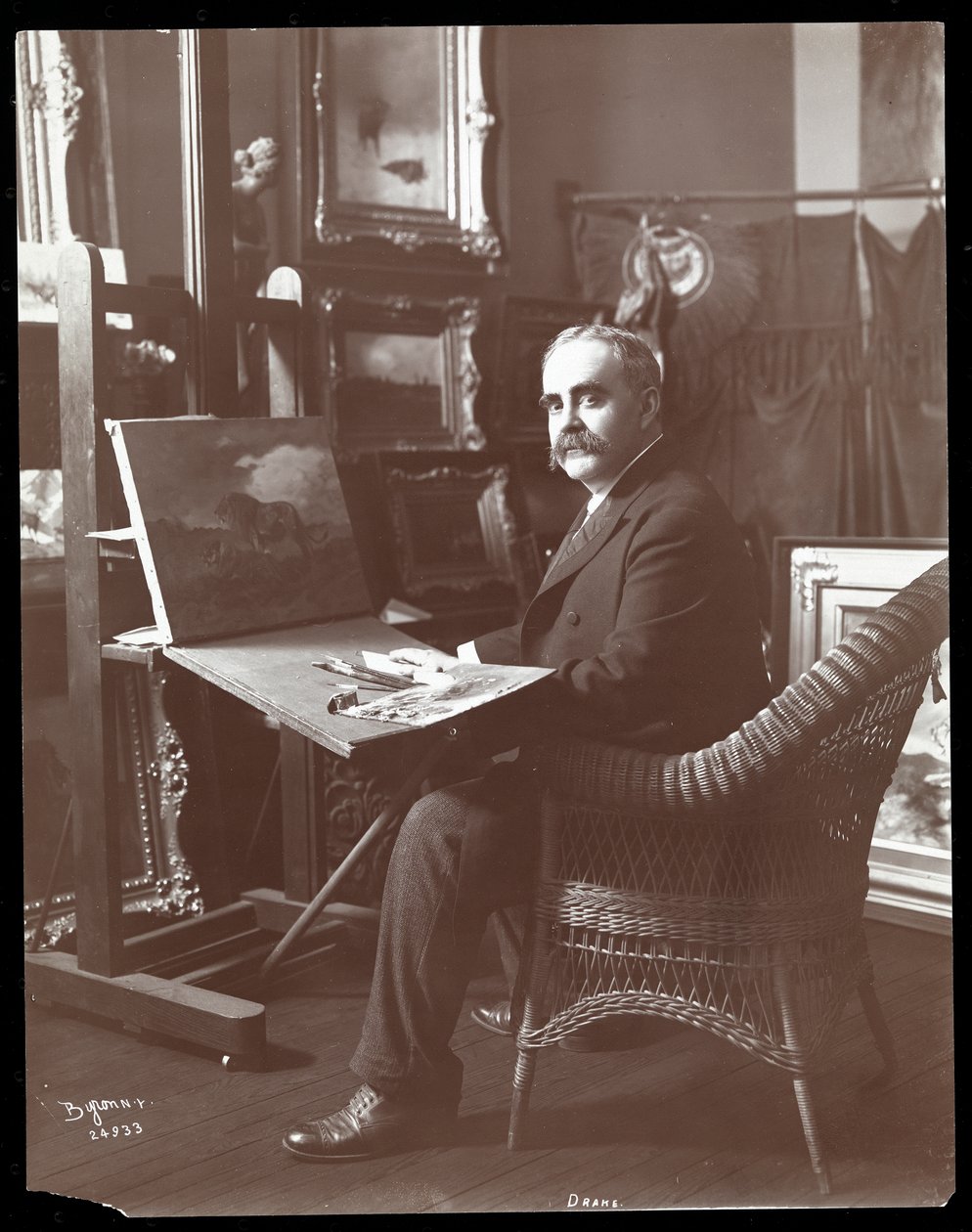 Drake i studioet sitt med et maleri av løver på gang, New York, 1907 (sølv gelatintrykk) av Byron Company
