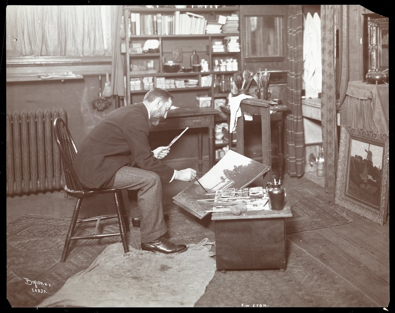 EW Eton jobber med et maleri, 1907 (sølv gelatintrykk) av Byron Company