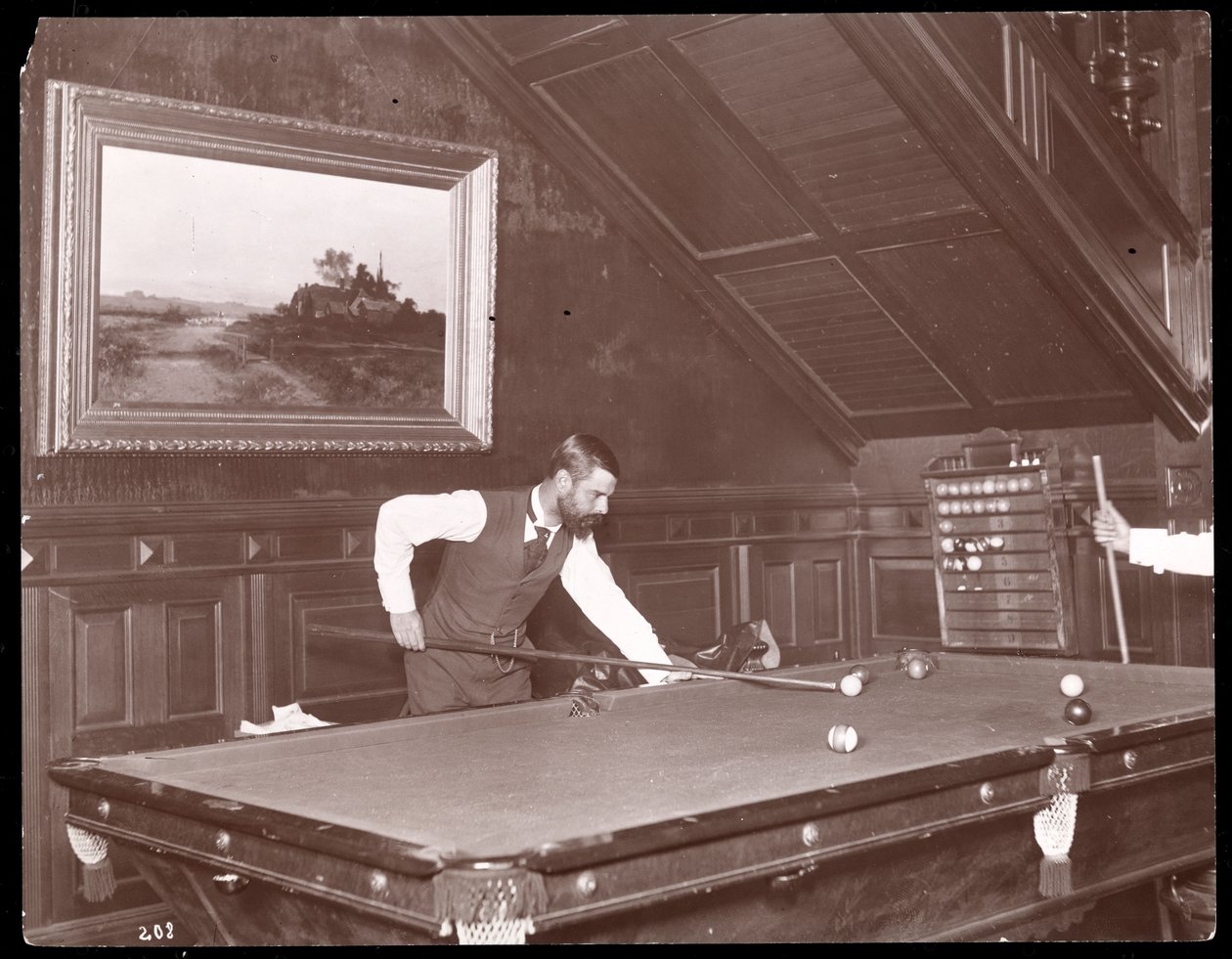 Edwin Gould spiller biljard hjemme hos ham i Rhinecliffe, New York, 1893-4 (sølv gelatintrykk) av Byron Company