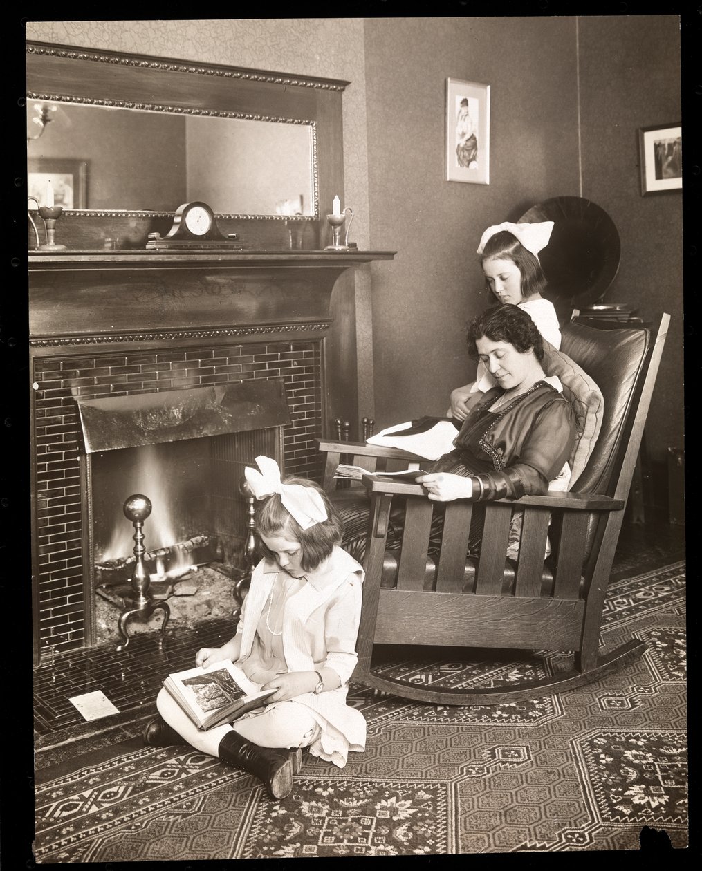 Emma Dunn og hennes to døtre, ca. 1915 (sølv gelatintrykk) av Byron Company