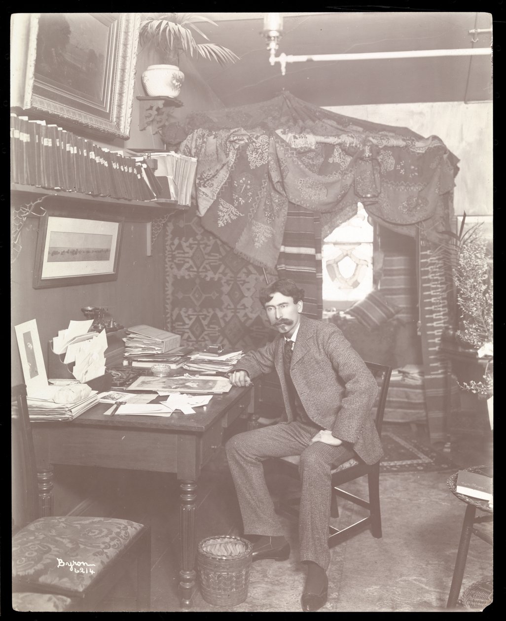 Ernest Thompson hjemme i New York, ca. 1899 (sølv gelatintrykk) av Byron Company