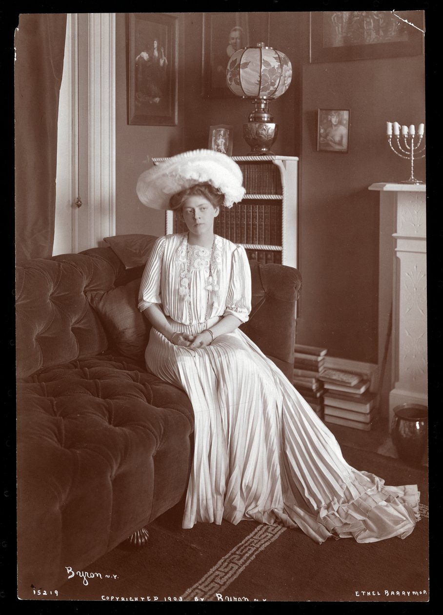Ethel Barrymore sitter i stuen, 1902 eller 1903 (sølv gelatintrykk) av Byron Company