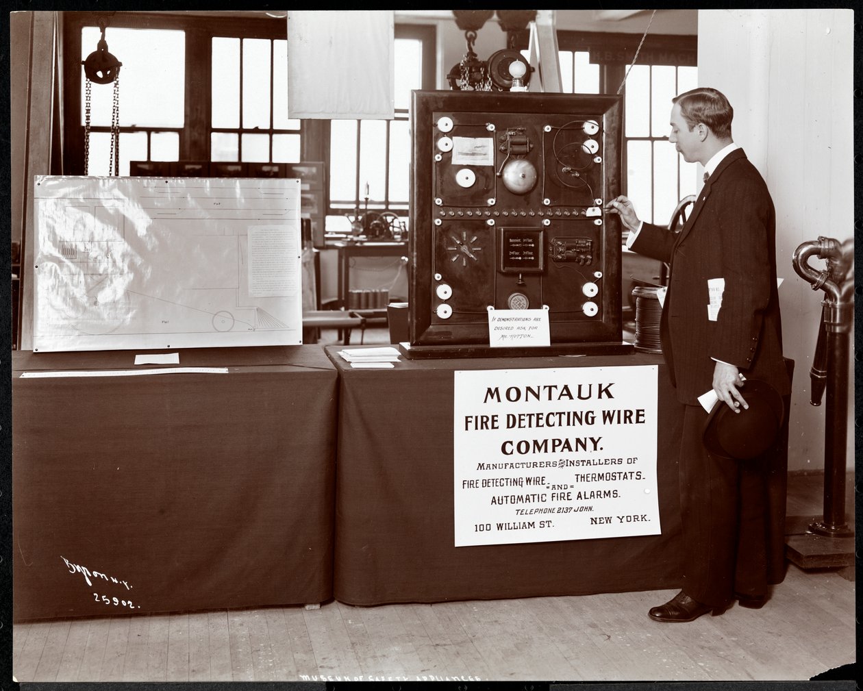 Utstilling av et branndeteksjonssystem av Montauk Fire Detecting Wire Co. ved Museum of Safety Appliances ved American Institute of Social Service, New York, 1908 (sølv gelatintrykk) av Byron Company