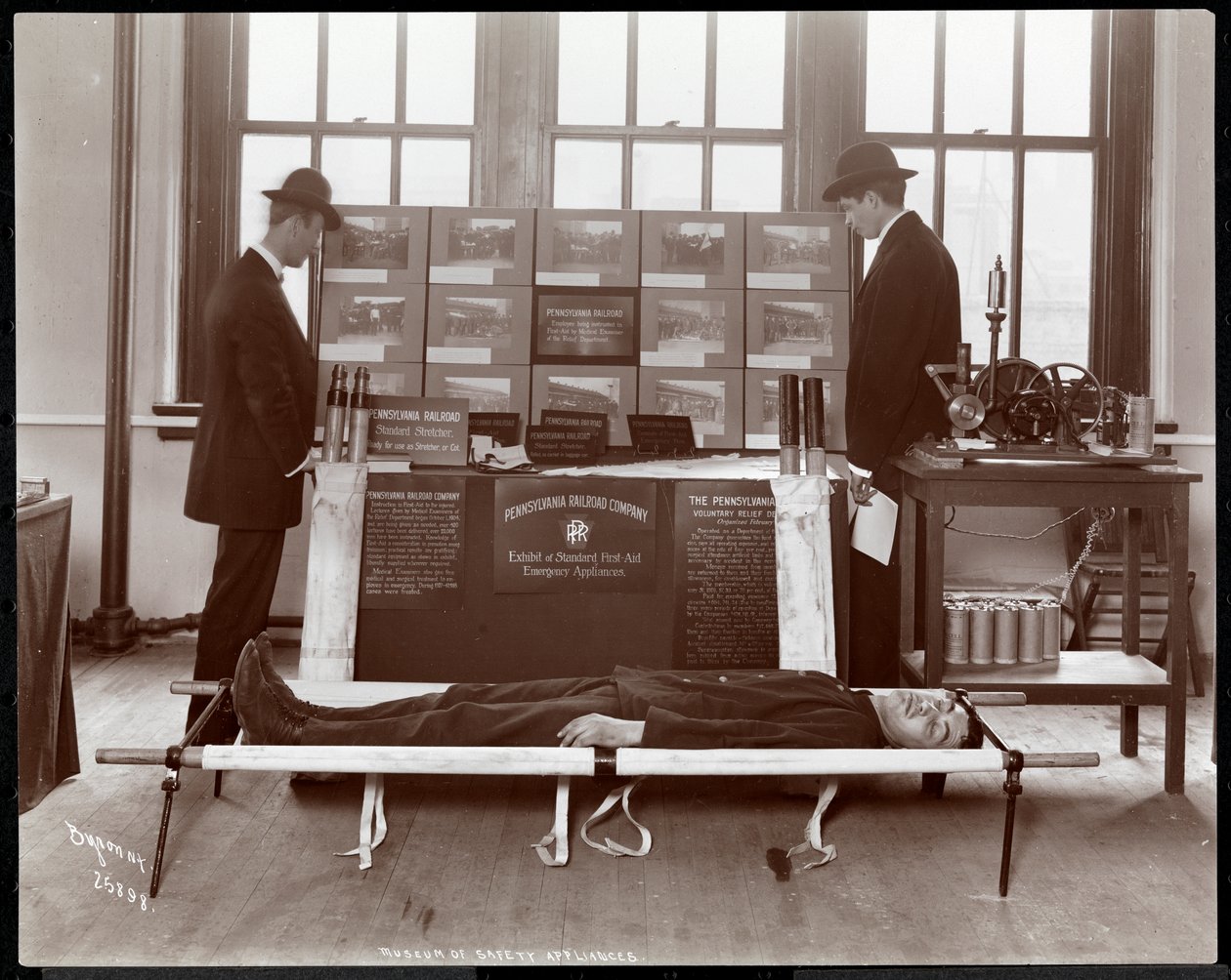 Utstilling av førstehjelpsutstyr av Pennsylvania Railroad Co. ved Museum of Safety Appliances ved American Institute of Social Service, New York, 1908 (sølv gelatintrykk) av Byron Company