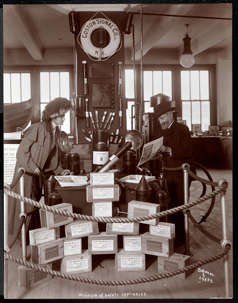 Utstilling av Coston Signal Co. ved Museum of Safety Appliances ved American Institute of Social Service, New York, 1908 (sølv gelatintrykk) av Byron Company