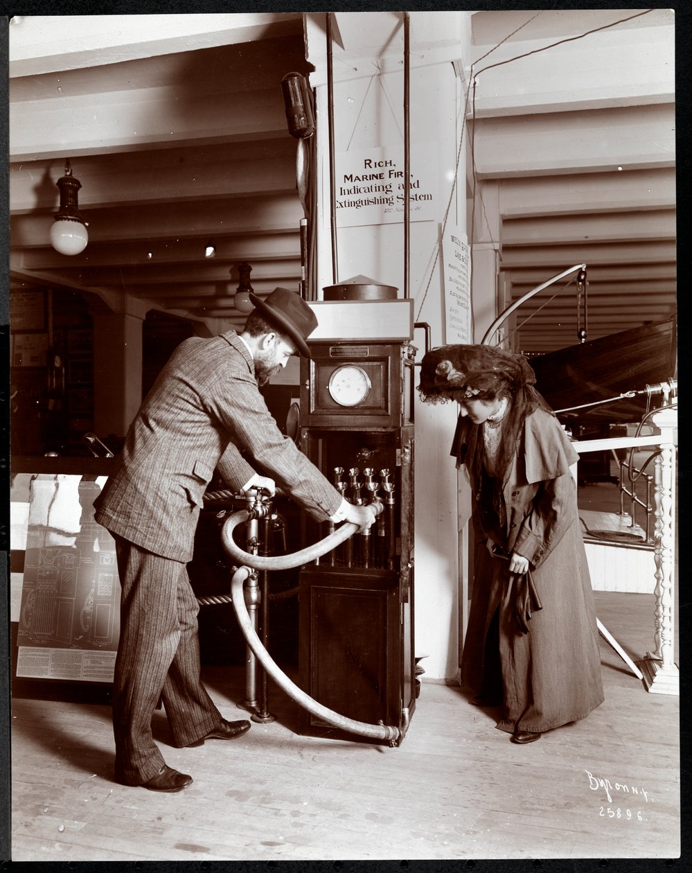Utstilling av Coston Signal Co. ved Museum of Safety Appliances ved American Institute of Social Service, New York, 1908 (sølv gelatintrykk) av Byron Company
