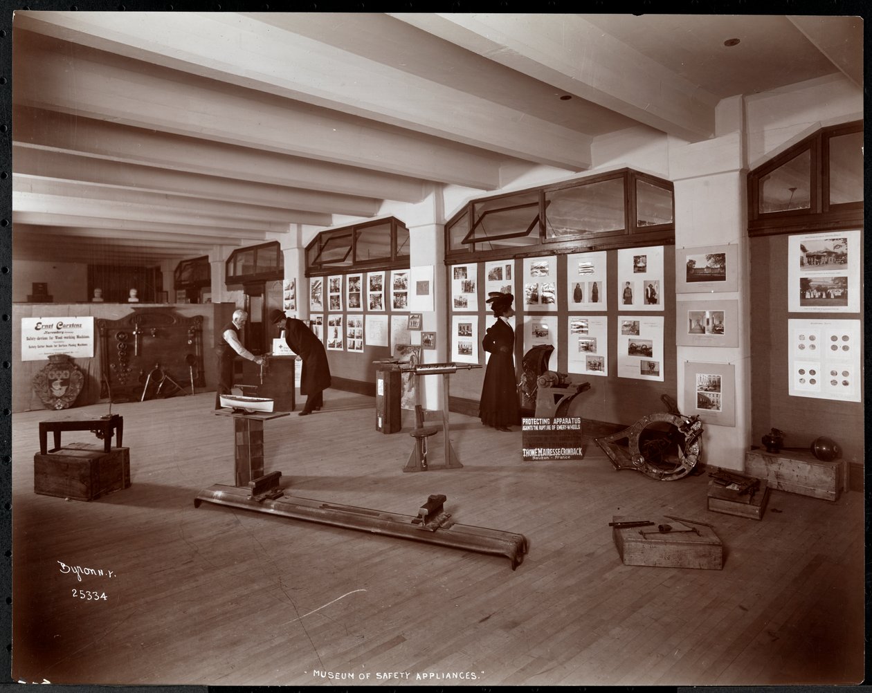 Utstilling fra Museum of Safety Appliances ved American Institute of Social Service, New York, 1907 (sølv gelatintrykk) av Byron Company