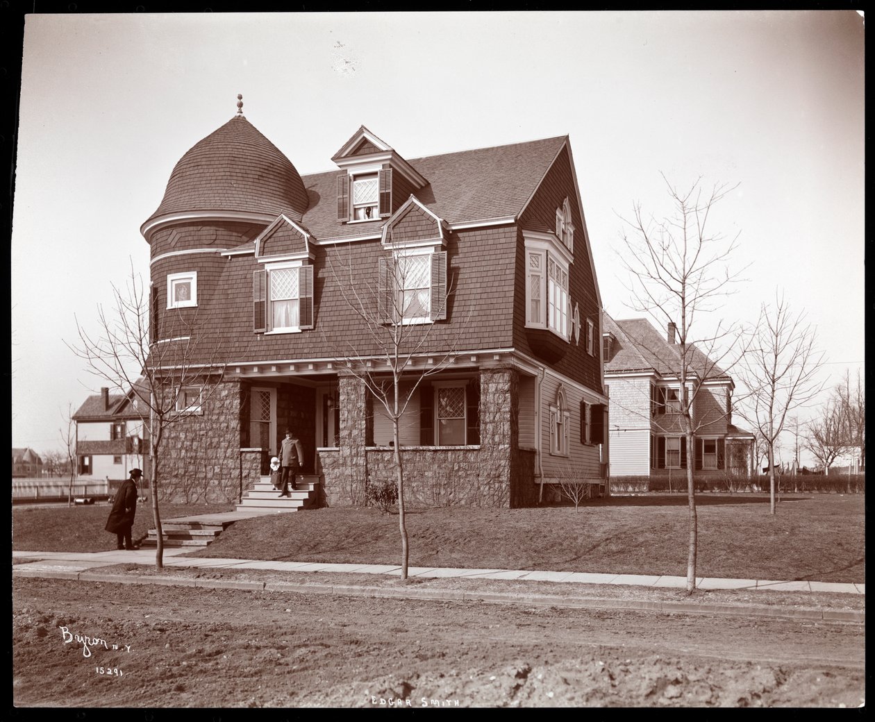 Utvendig visning av boligen til Edgar Smith, forfatter, i Elmhurst, Long Island, 1902-3 (sølvgelatintrykk) av Byron Company