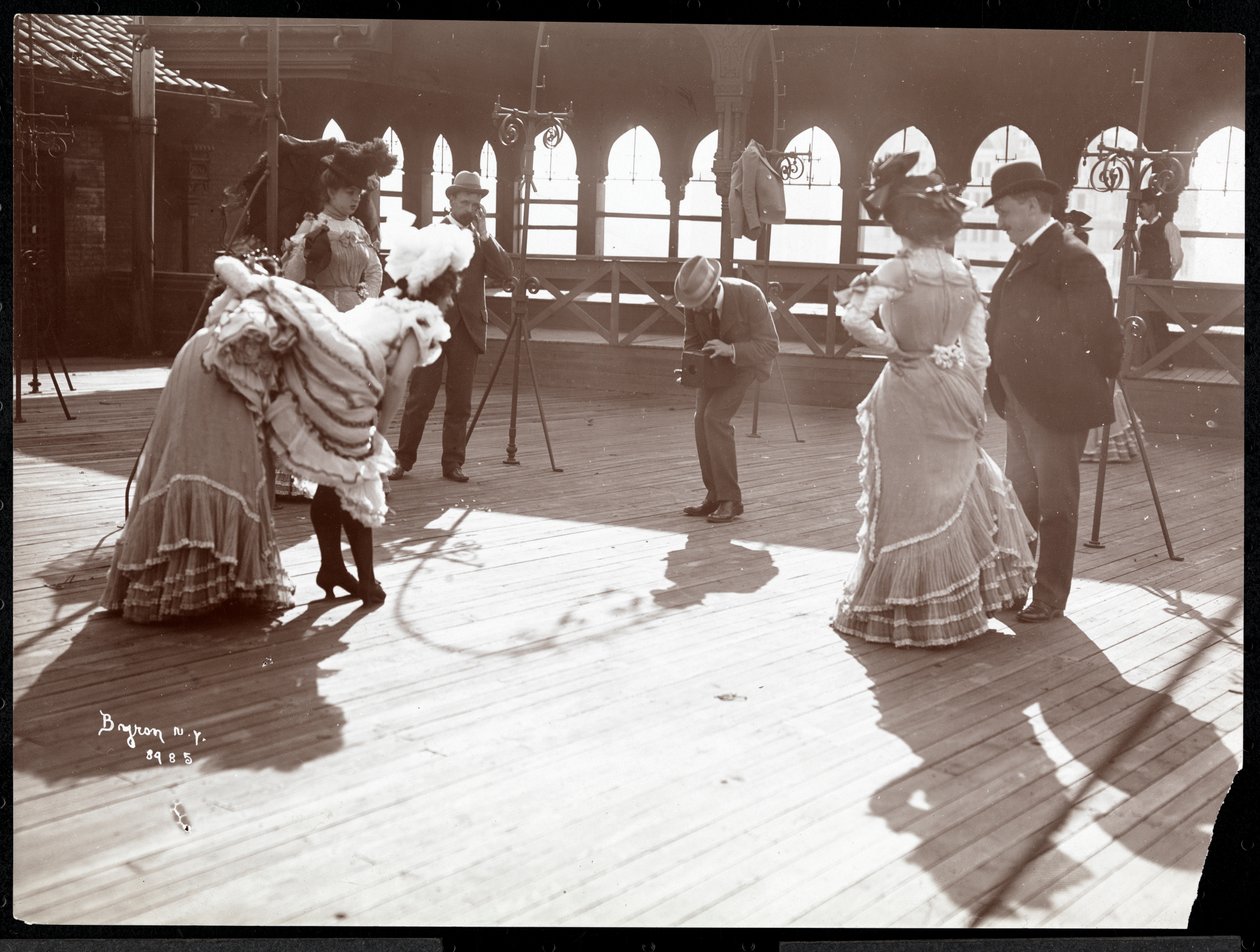 Fem skuespillerinner i kostyme øver på taket av det som sannsynligvis er New York Theatre, New York, 1900 (sølv gelatintrykk) av Byron Company