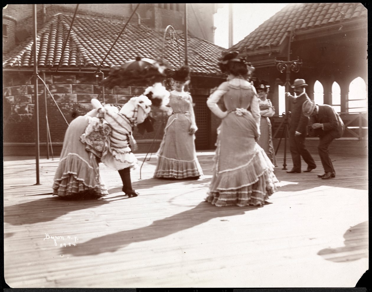 Fem skuespillerinner i kostyme øver på taket av det som sannsynligvis er New York Theatre, New York, 1900 (sølv gelatintrykk) av Byron Company