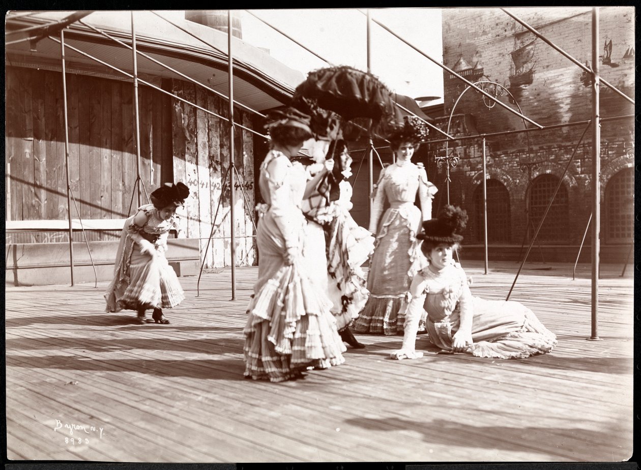 Fem skuespillerinner i kostyme øver på taket av det som sannsynligvis er New York Theatre, New York, 1900 (sølv gelatintrykk) av Byron Company