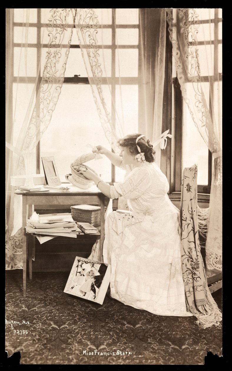 Frances Starr hjemme i New York (sølv gelatintrykk) av Byron Company