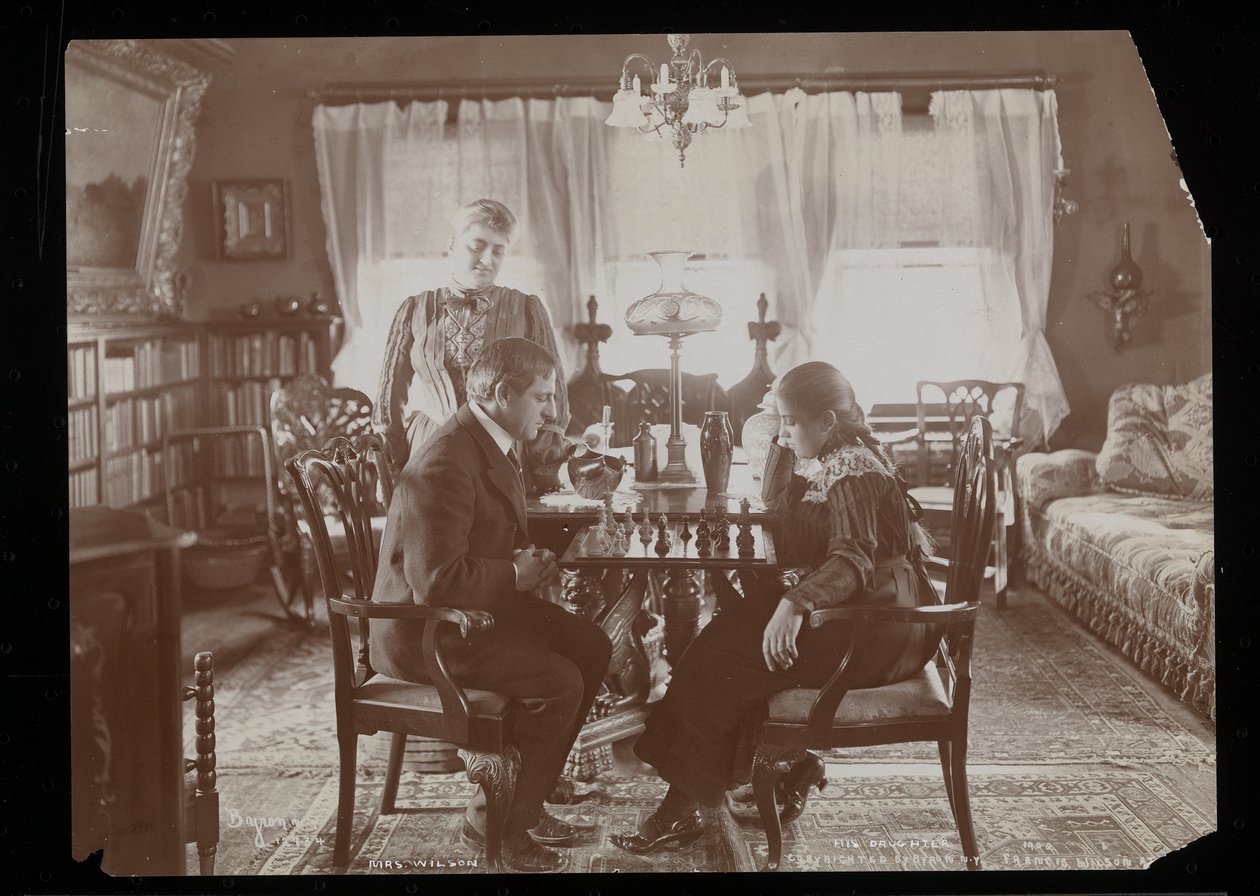 Francis Wilson og datteren hans spiller sjakk i spisesalen i boligen deres i New Rochelle, New York (sølv gelatintrykk) av Byron Company