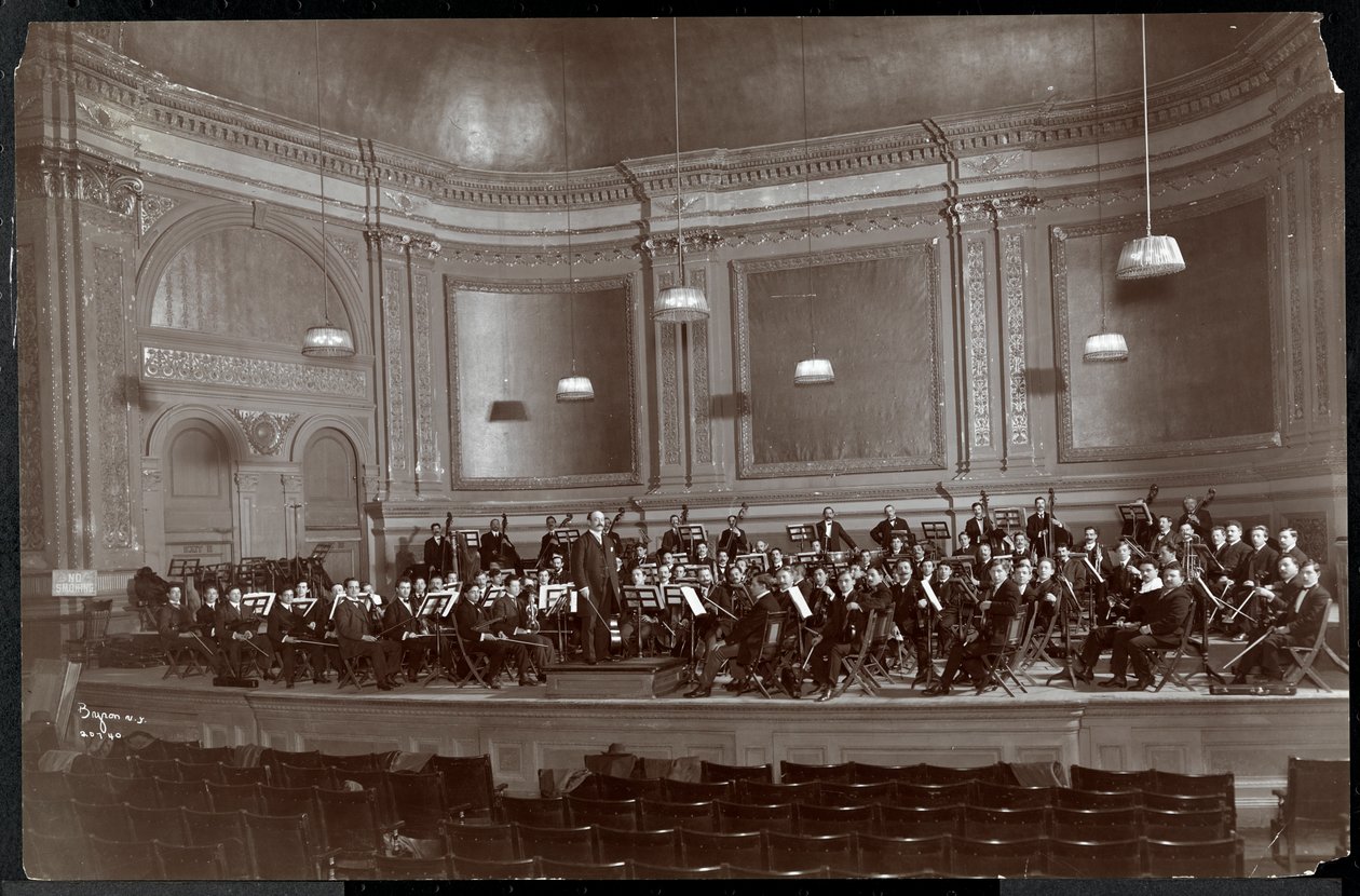 Fullt orkester på scenen, New York, ca. 1912 (sølv gelatintrykk) av Byron Company