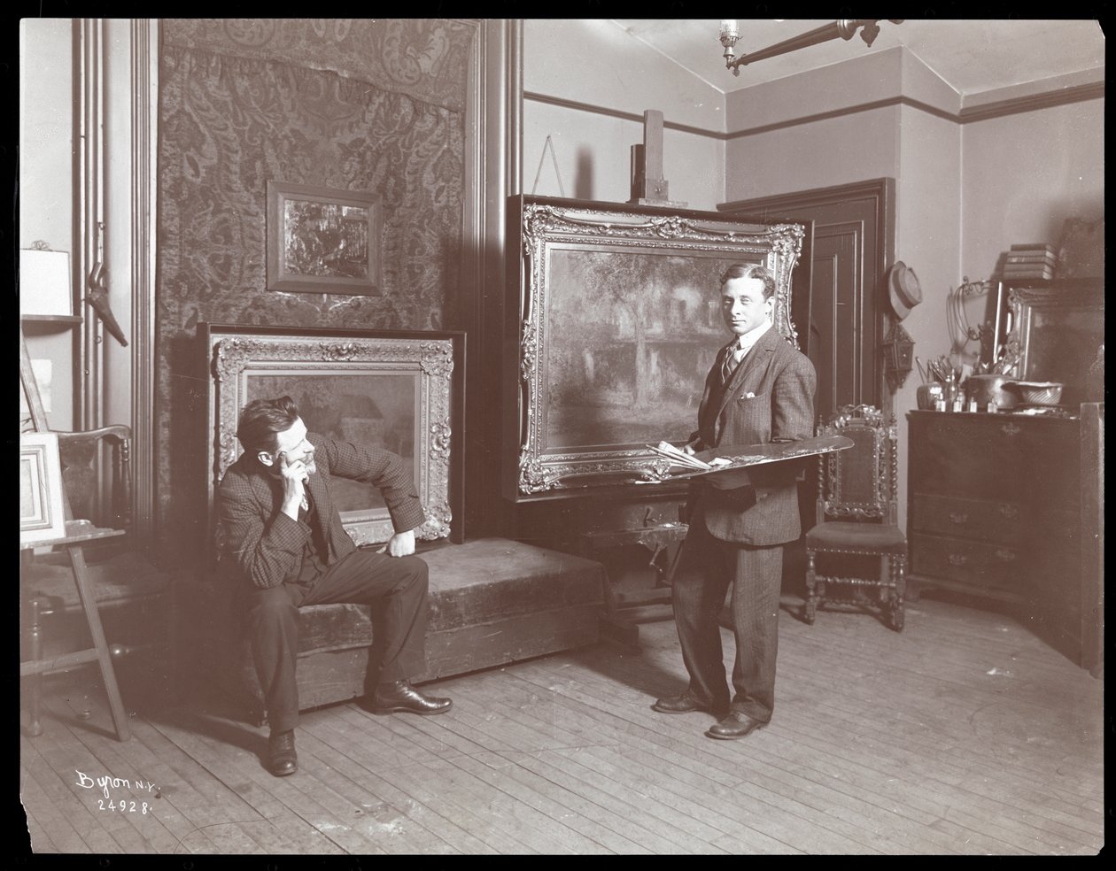 Granville Smith i studioet hans, New York, 1907 (sølv gelatintrykk) av Byron Company