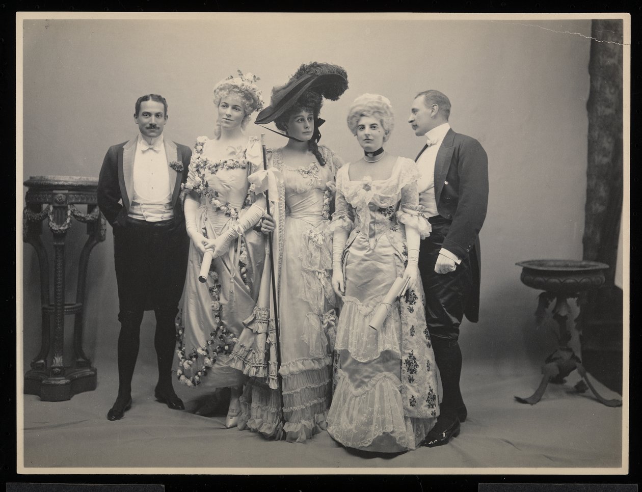 Gruppeportrett av Mr. Barton Willing, Miss Alice Blight, Miss Eleanor Jay (Mrs. Arthur Iselin), Miss Therese Iselin og en annen mann på James Hazen Hyde Ball, New York, 31. januar 1905 (sølvgelé) av Byron Company