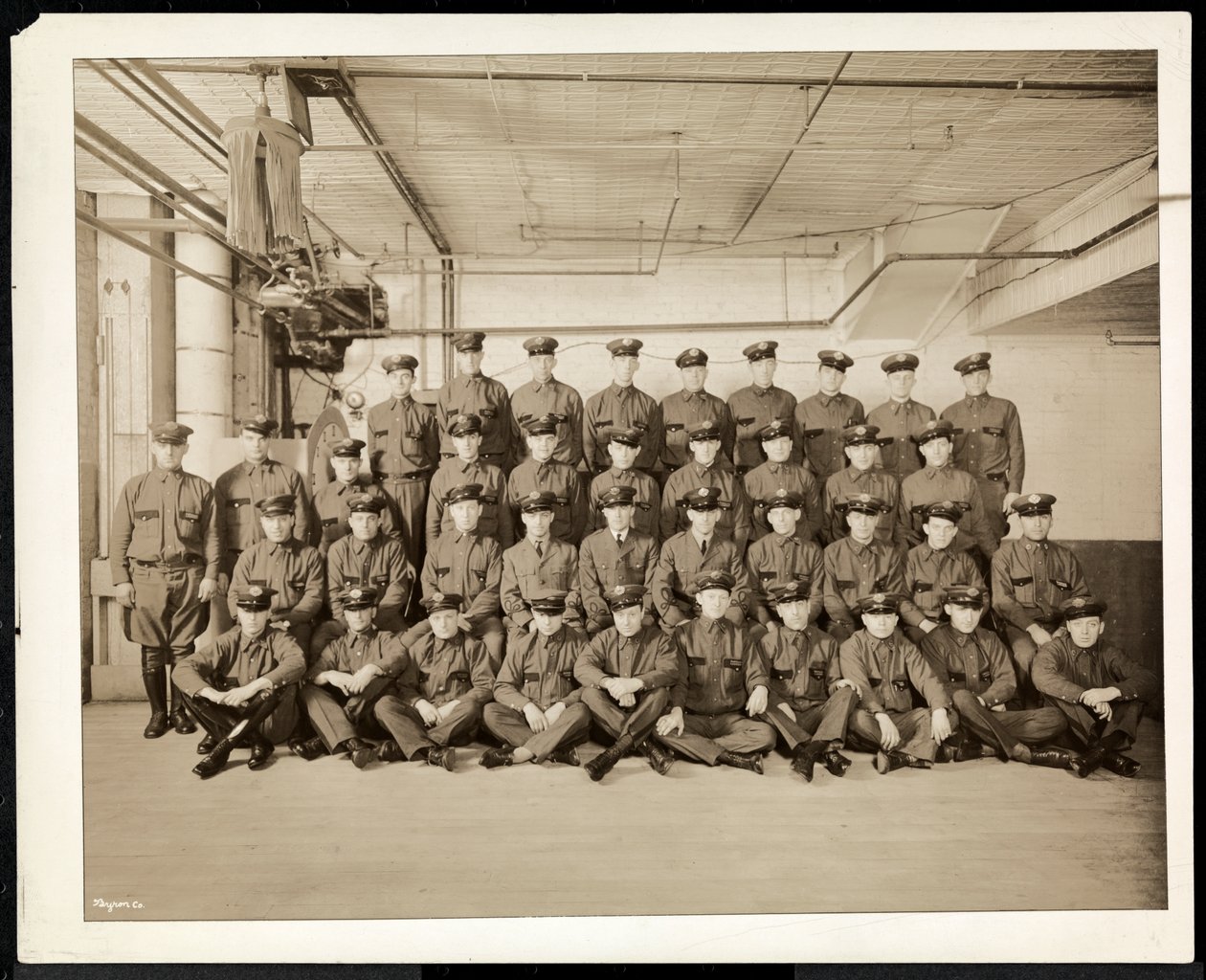 Gruppeportrett av uniformerte sjåfører og leveringsmenn for Carolyn Laundry på 111 East 128th Street, East Harlem, New York, 1928 (sølv gelatintrykk) av Byron Company
