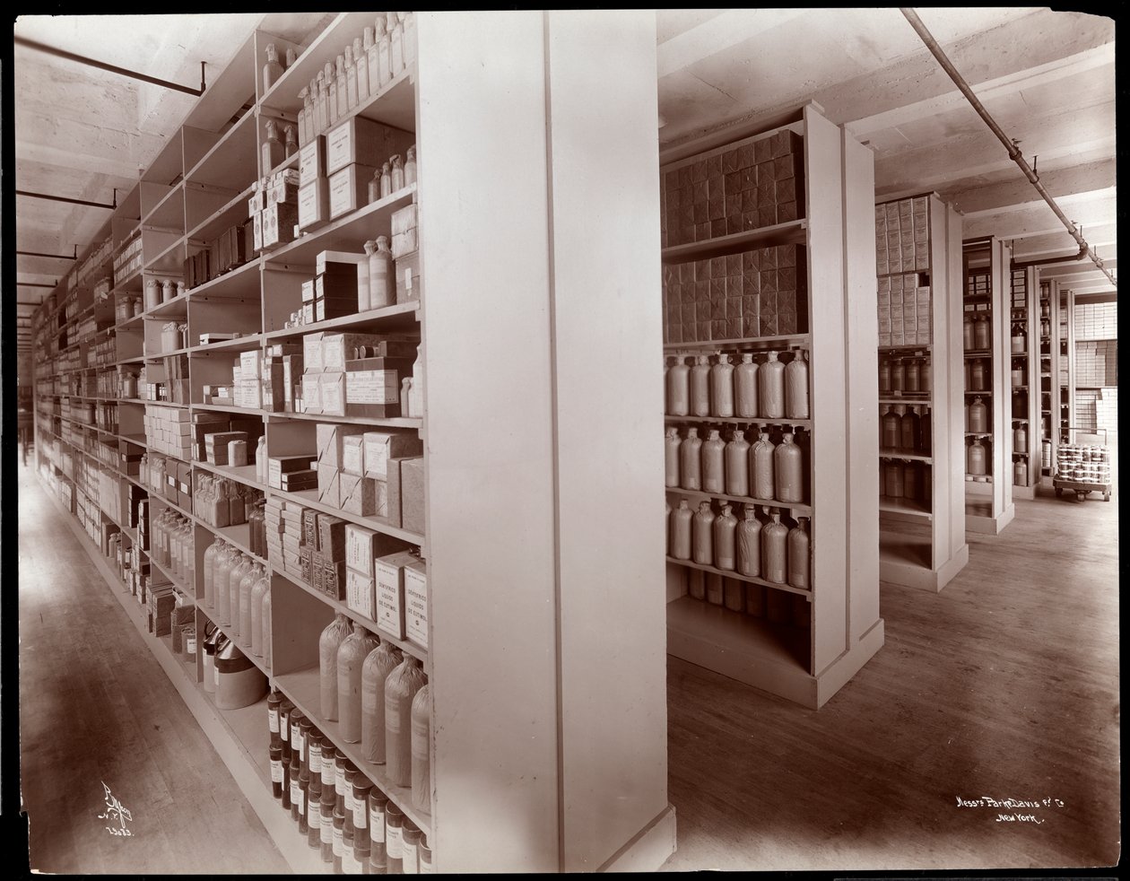Innvendig visning av et kjemikalielager i Parke, Davis und Co., kjemikere, Hudson und Vestry Streets, New York, 1910 (sølvgelatintrykk) av Byron Company