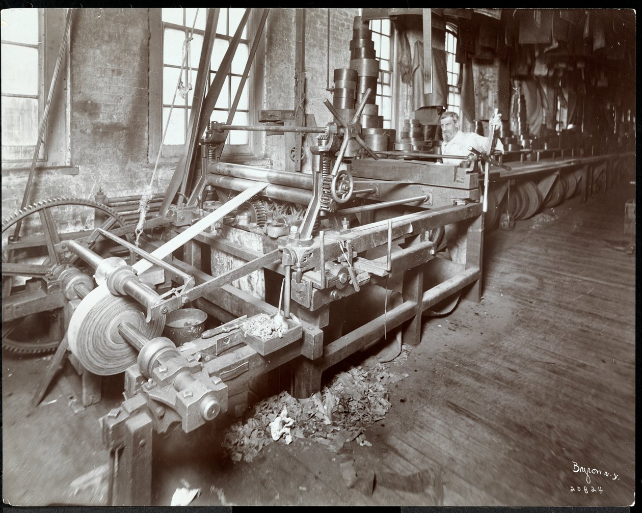 Interiørbilde av en mann som arbeider med skinn ved New York Leather Belting Co., New York, 1906 (sølv gelatintrykk) av Byron Company