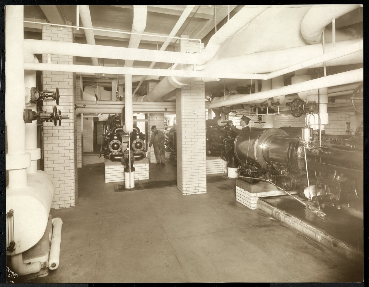 Innvendig visning av et kjelerom for utstyr ved New York City Bridge Dept., 1905 (sølvgelatintrykk) av Byron Company