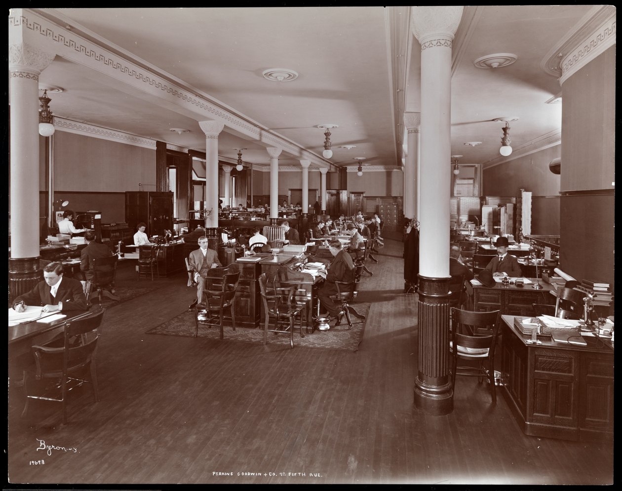Innvendig visning av et åpent kontorgulv i Perkins, Goodwin und Co. på 72 5th Avenue, New York, ca. 1905 (sølv gelatintrykk) av Byron Company