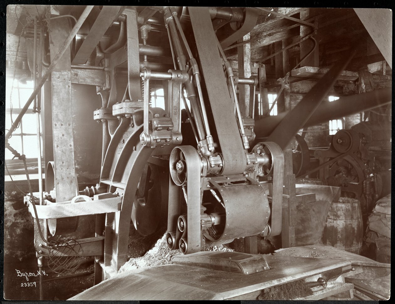 Innvendig visning av stort beltedrevet mekanisk utstyr ved New York Leather Belting Co., New York, 1906 (sølv gelatintrykk) av Byron Company