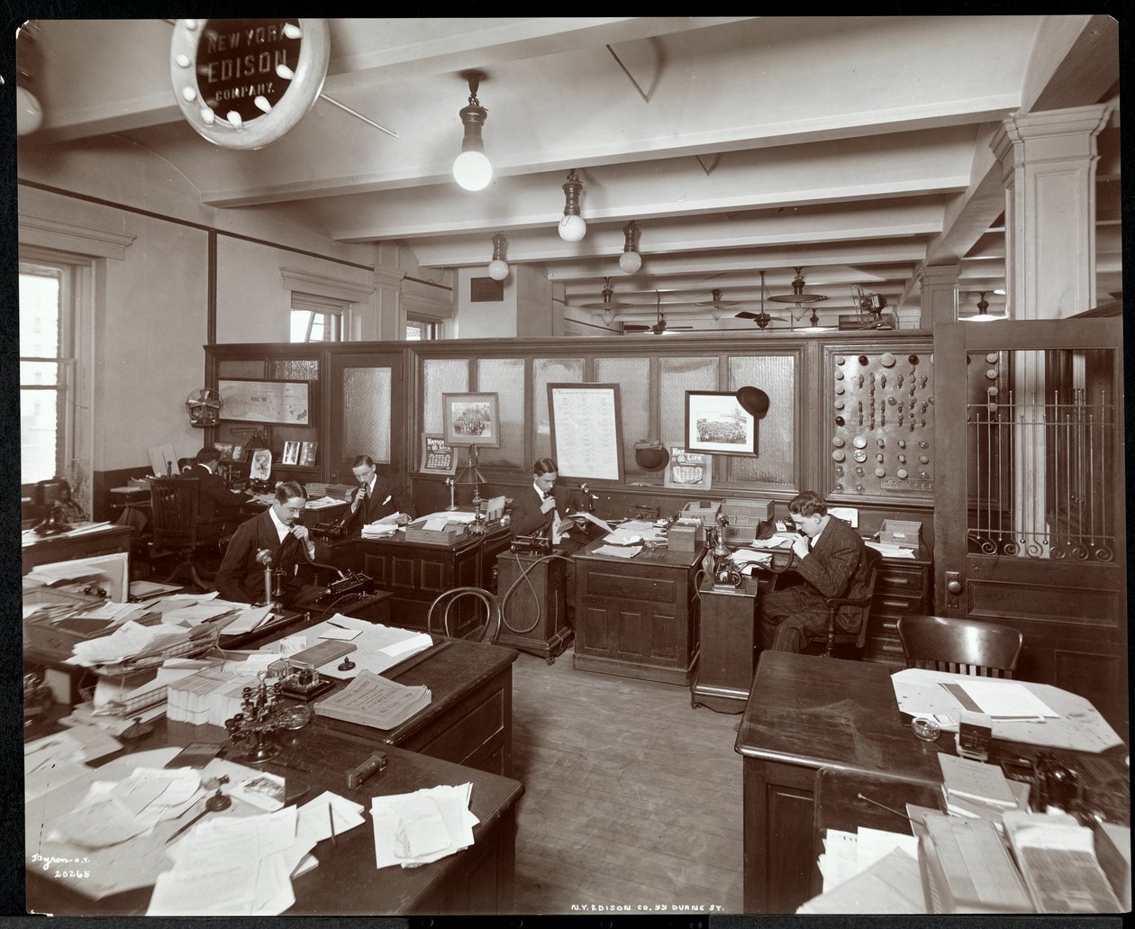 Interiørbilde av menn som bruker dikteringsmaskiner ved New York Edison Co. på 55 Duane Street, New York, 1905 (sølv gelatintrykk) av Byron Company