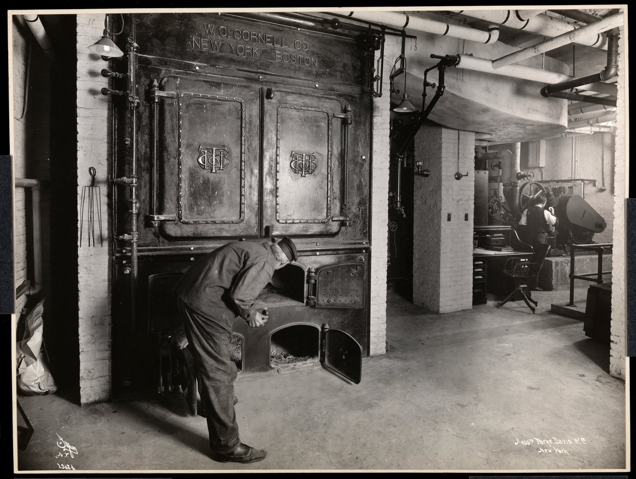 Interiørbilde av menn som arbeider i ovnsrommet på Parke, Davis und Co., kjemikere, Hudson und Vestry Streets, New York, 1910 (sølvgelatintrykk) av Byron Company