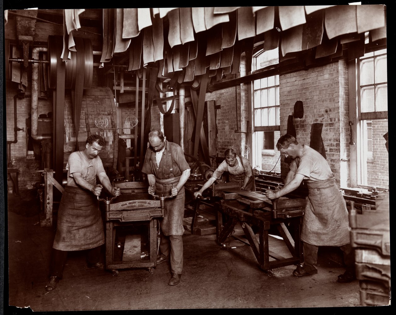 Interiørbilde av menn som jobber med lær ved New York Leather Belting Co., New York, 1905-06 (sølv gelatintrykk) av Byron Company
