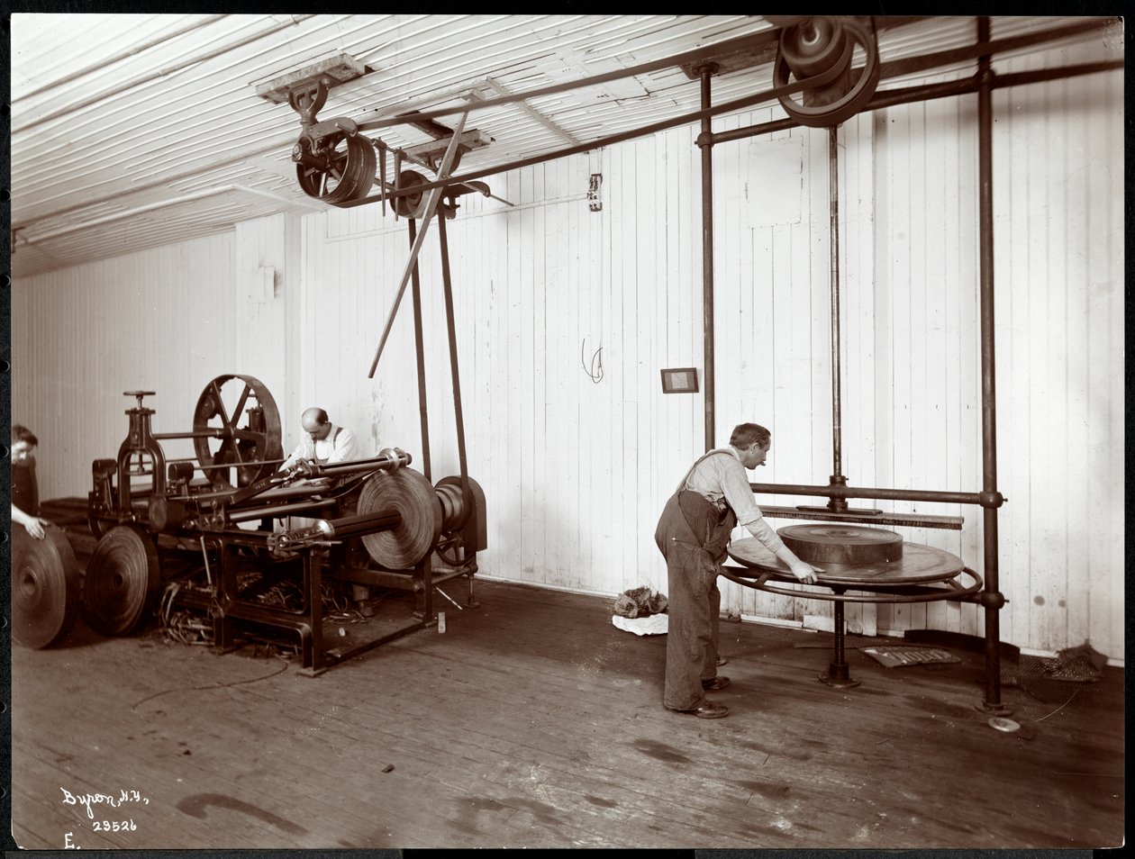 Interiørbilde av menn som jobber med skinn ved New York Leather Belting Co., New York, 1906 (sølv gelatintrykk) av Byron Company