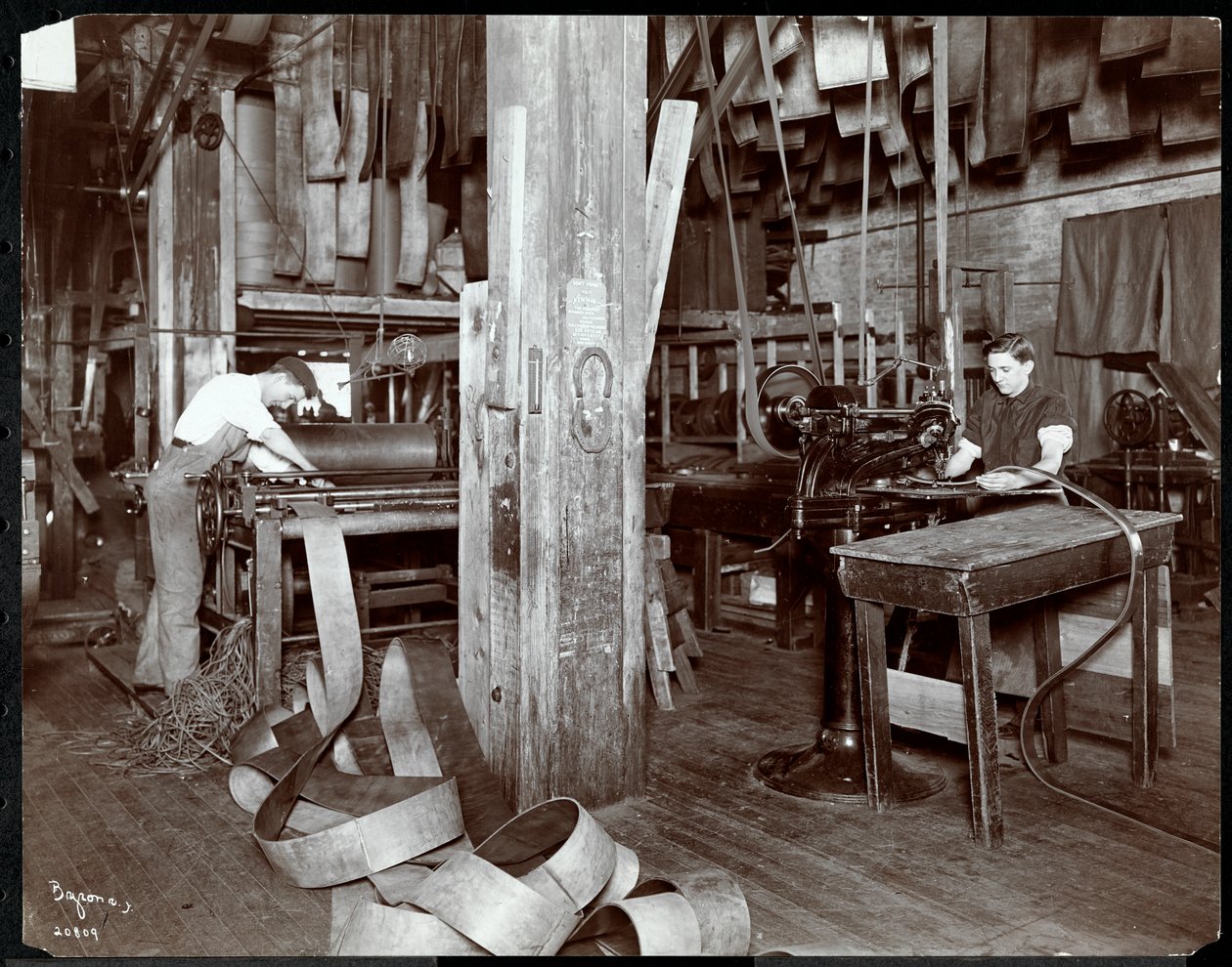 Interiørbilde av menn som arbeider med skinn ved New York Leather Belting Co., New York, 1905 eller 1906 (sølv gelatintrykk) av Byron Company