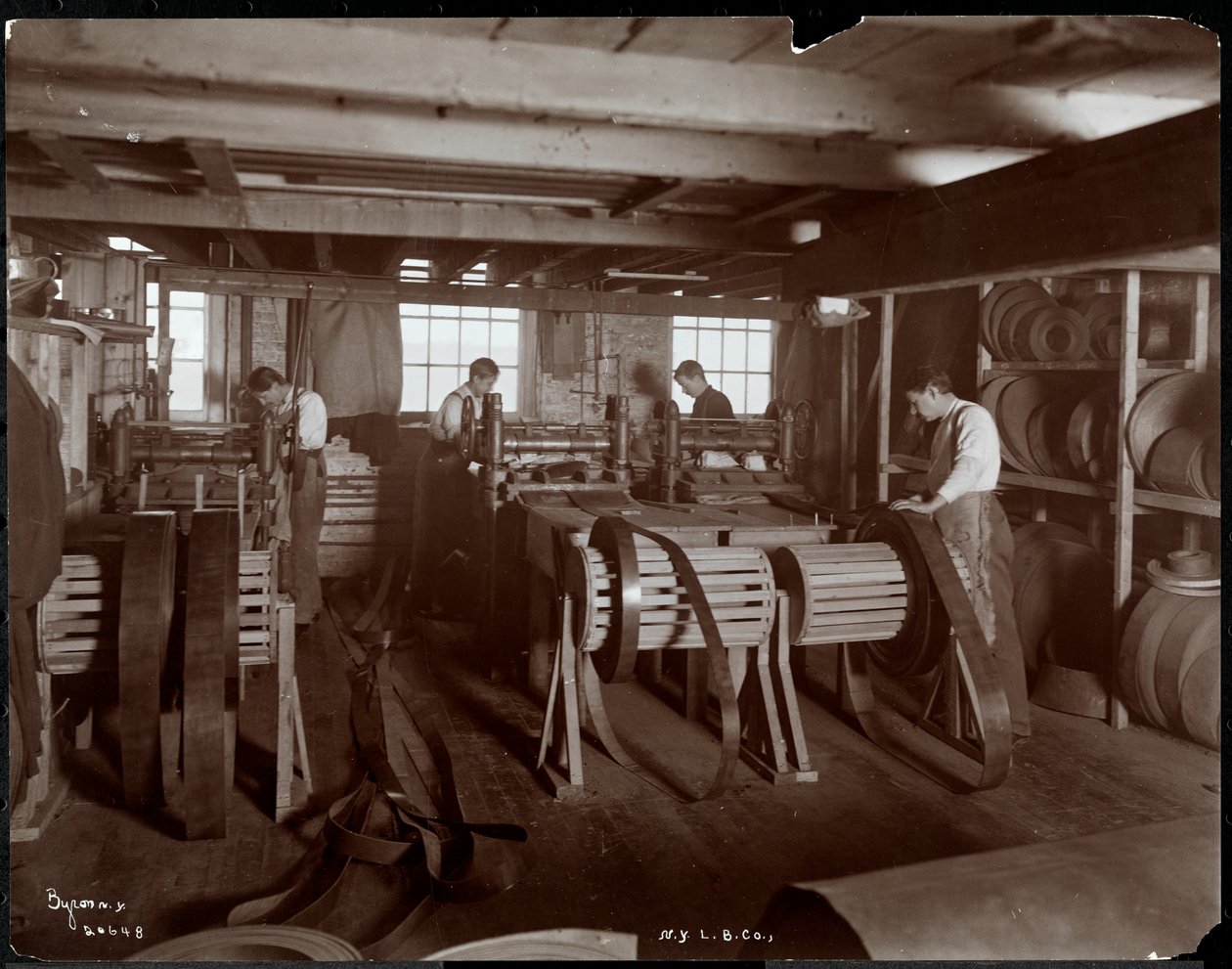 Interiørbilde av menn som arbeider med skinn ved New York Leather Belting Co., New York, 1905 (sølv gelatintrykk) av Byron Company