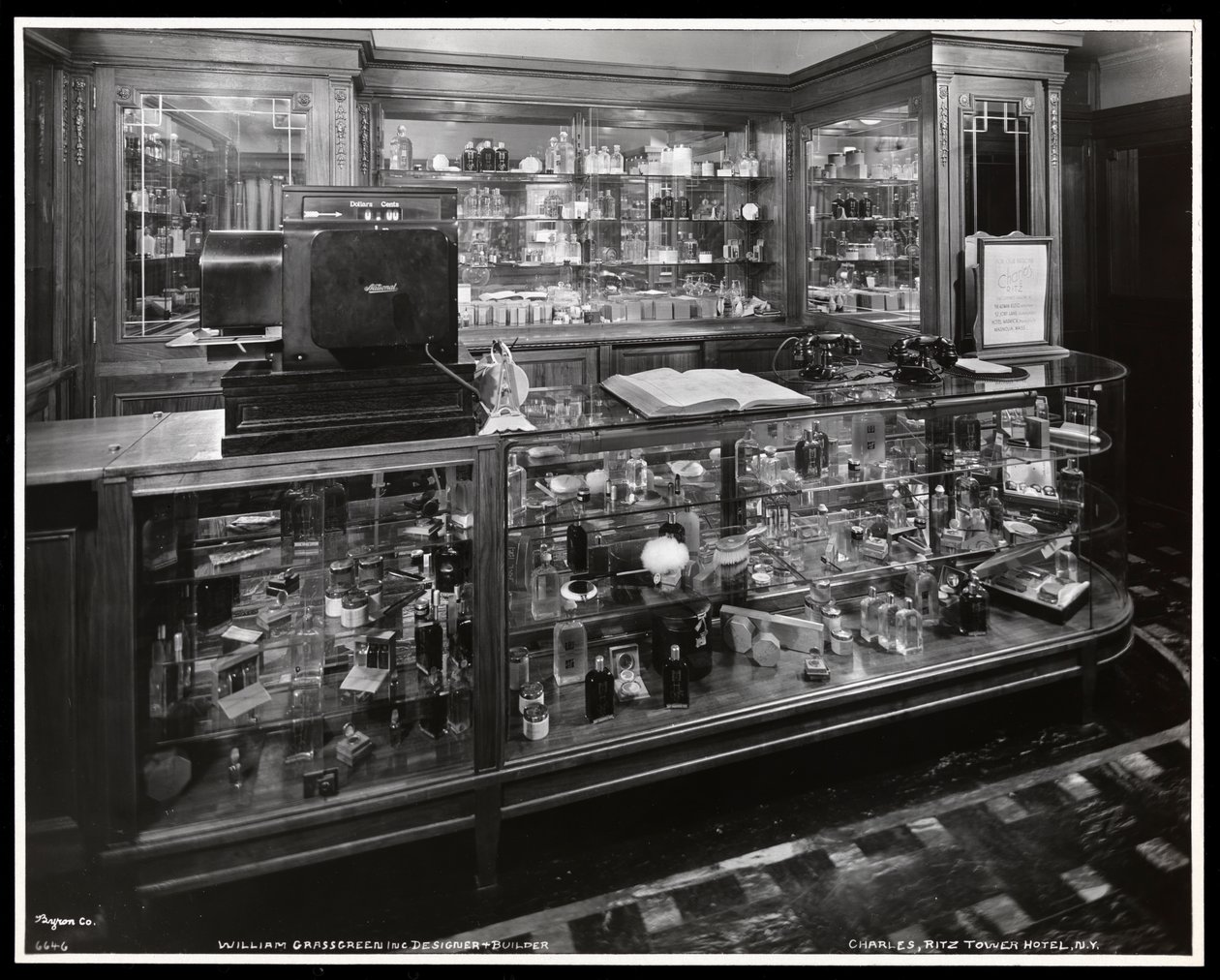 Innvendig utsikt over skjønnhetssalongen Charles of the Ritz i Ritz Tower Hotel, Park Avenue og 57th Street, New York, 1932 (sølv gelatintrykk) av Byron Company