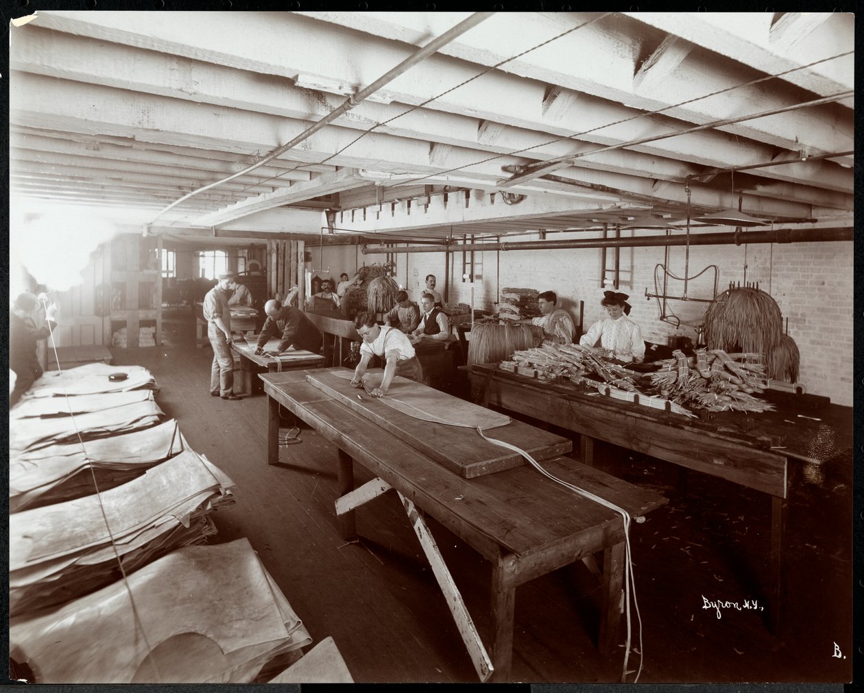 Innvendig visning av New York Leather Belting Co., New York, 1906 (sølv gelatintrykk) av Byron Company