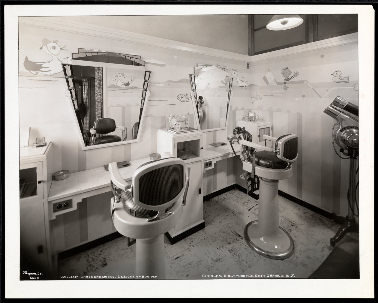 Innvendig visning av barnas hårklipperom på Charles of the Ritz skjønnhetssalong i B. Altman und Co., New Jersey, 1932 (sølv gelatintrykk) av Byron Company