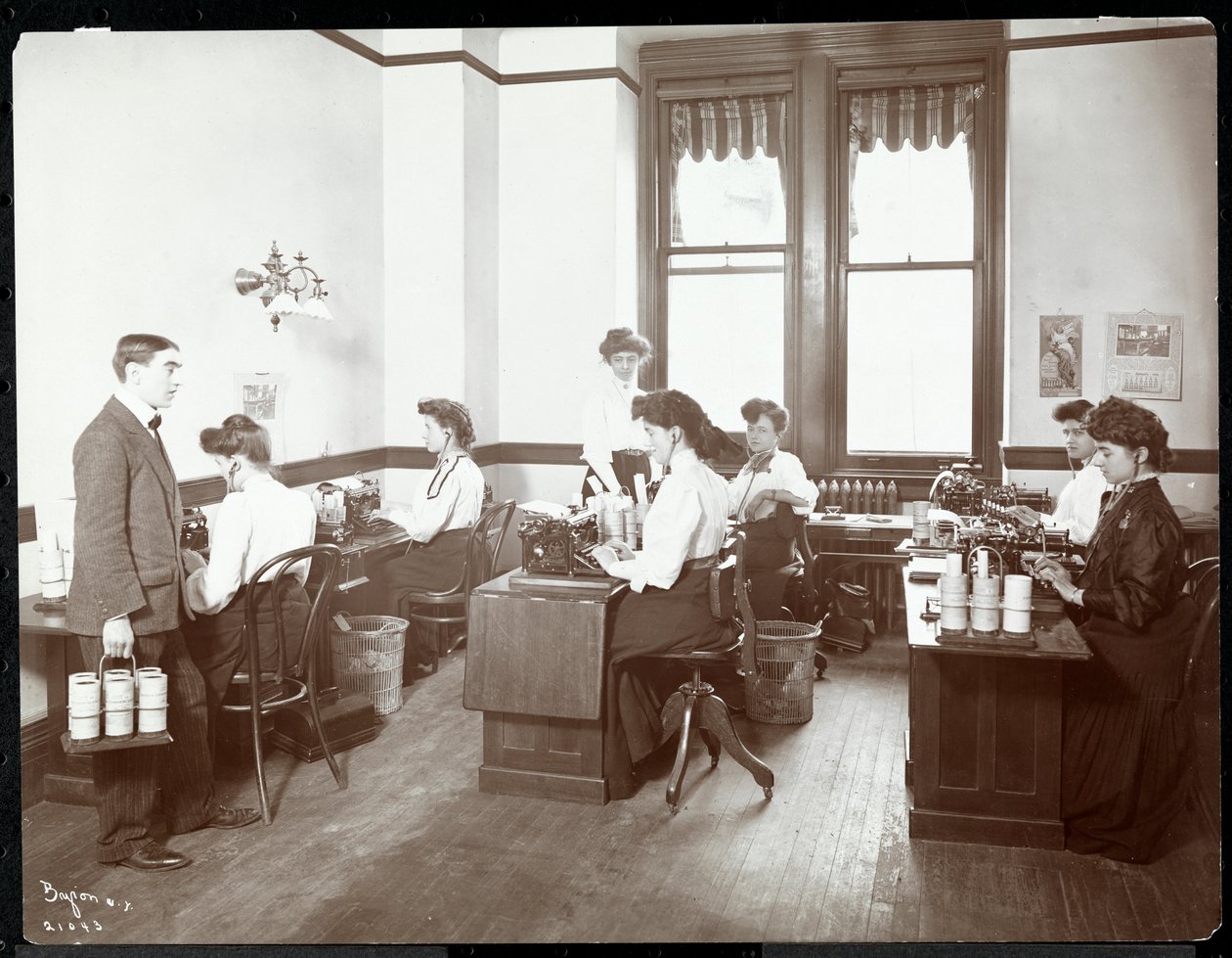 Interiørbilde av kvinner ved dikteringsmaskiner ved New York Edison Co., 55 Duane Street, New York, 1910 (sølv gelatintrykk) av Byron Company