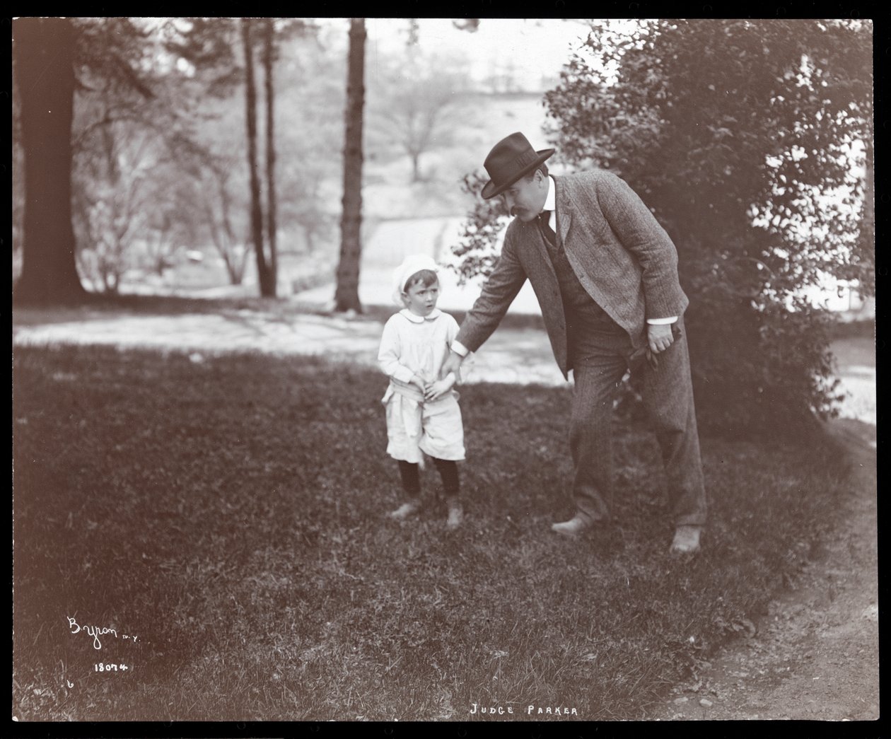 Dommer Parker, 1904 (sølv gelatintrykk) av Byron Company
