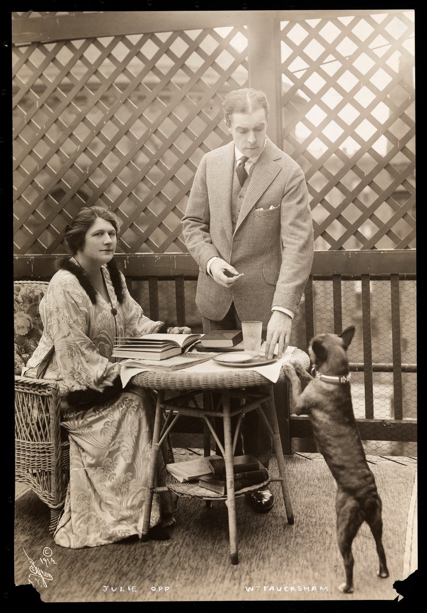 Julie Opp og William Faversham med deres Boston Terrier, 1914 (sølv gelatintrykk) av Byron Company