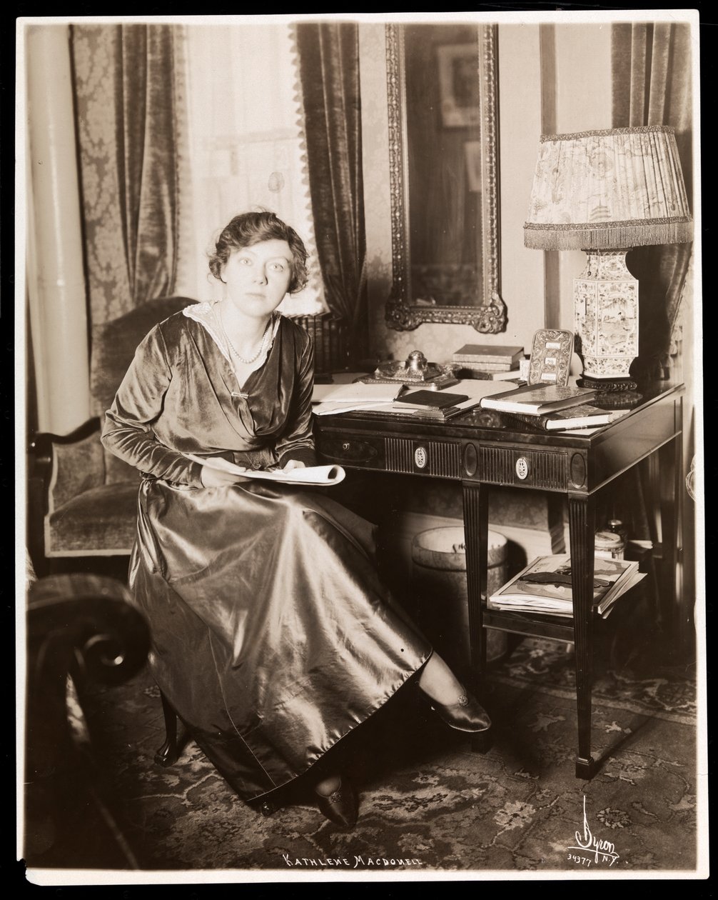 Kathleen MacDonell, ca. 1914 (sølv gelatintrykk) av Byron Company