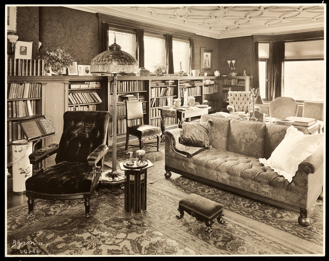 Bibliotek i hjemmet til Thomas Edison, 1907 (sølv gelatintrykk) av Byron Company