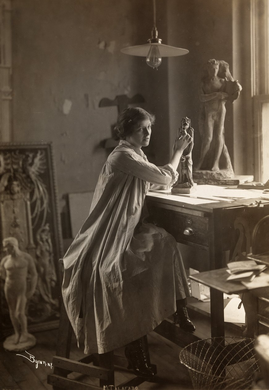 Mabel Taliaferro jobber med en skulptur i studioet sitt, New York, ca. 1916 (sølv gelatintrykk) av Byron Company