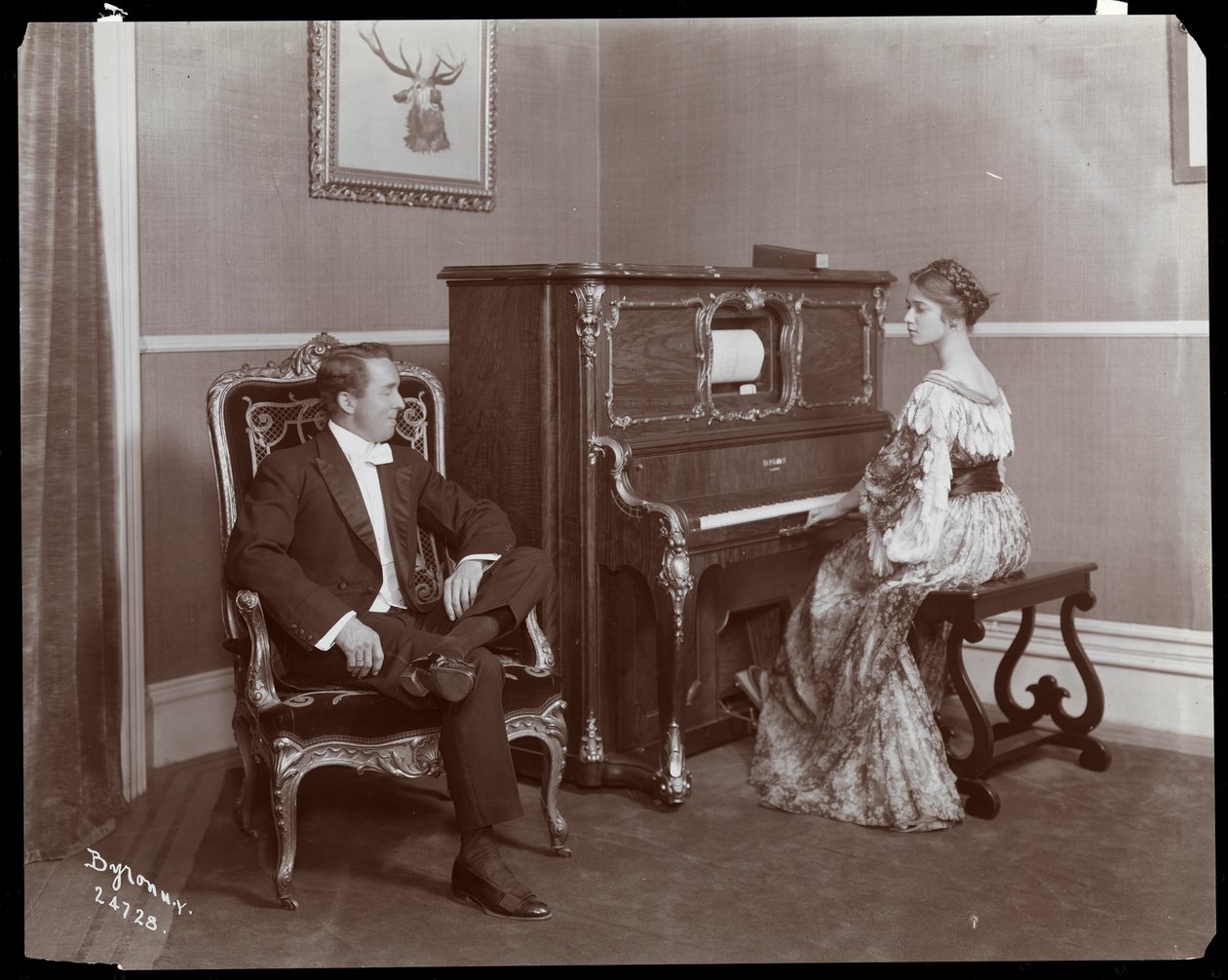 Mann og kvinne spiller piano, New York, 1907 (sølv gelatintrykk) av Byron Company