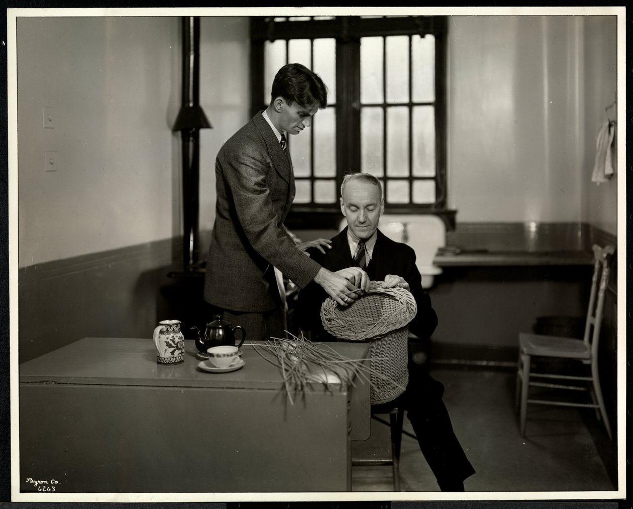 Mann som underviste en annen mann i å lage kurv ved New York Association for the Blind, 111 East 59th Street, New York, 1931 (sølv gelatintrykk) av Byron Company